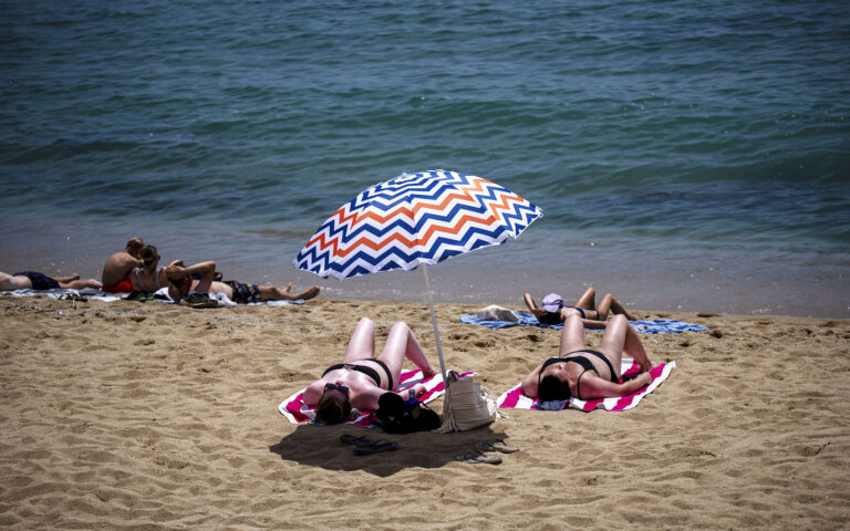 Παραλίες Βαρκελώνης: Τα μαγιό διώχνουν τους γυμνιστές