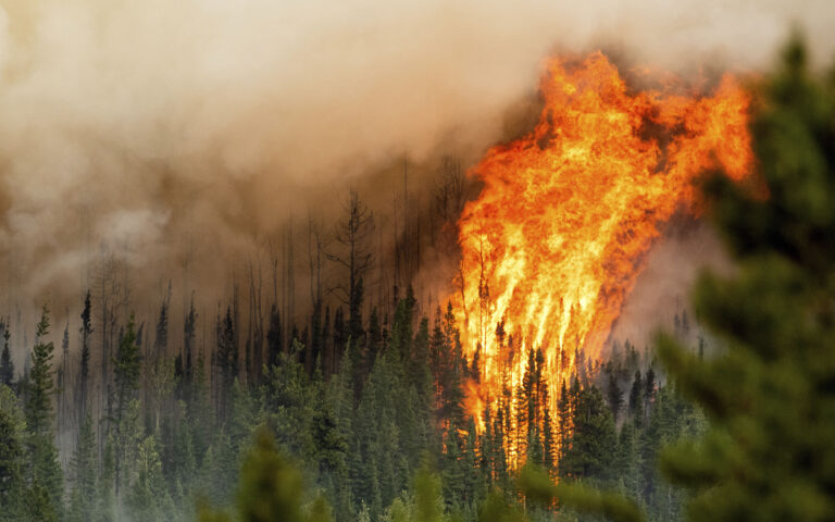 Καναδάς: Οι πυρκαγιές εξακολουθούν να μαίνονται – Χιλιάδες εγκαταλείπουν τις εστίες τους