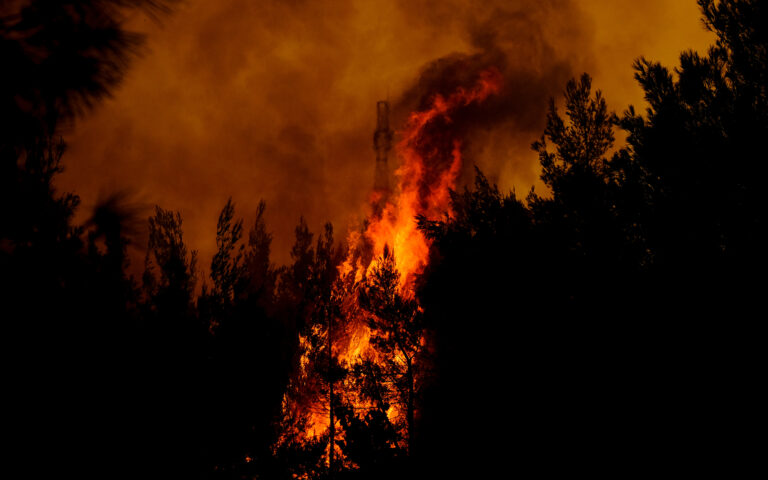 Πυρκαγιές: Ενεργό μέτωπο στην Πάρνηθα, διπλή μάχη στον Εβρο