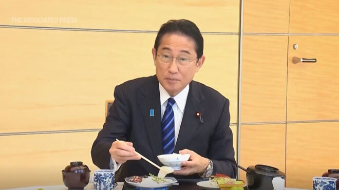 ο-ιάπωνας-πρωθυπουργός-έφαγε-σούσι-φο-562590592