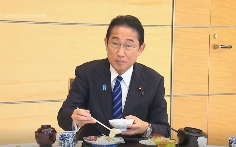 Ο Ιάπωνας πρωθυπουργός έφαγε σούσι Φουκουσίμας για να καθησυχάσει τους πολίτες