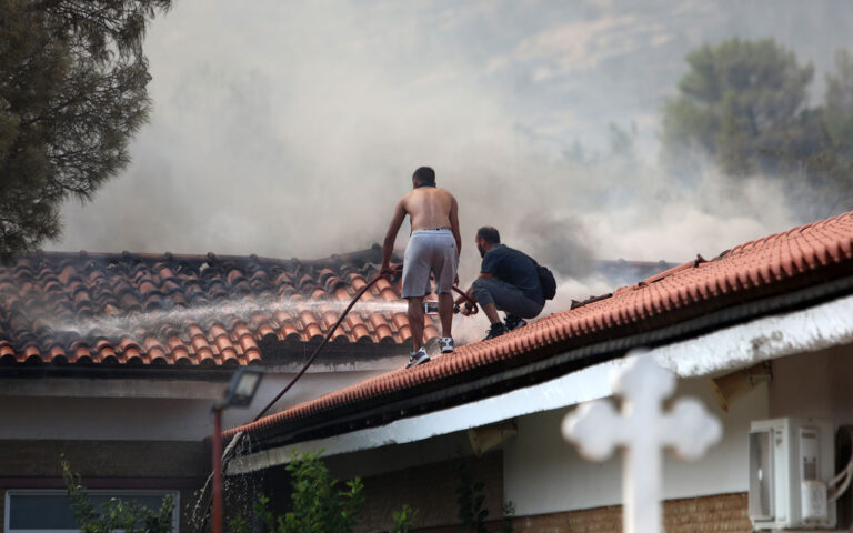 Πάρνηθα: Πληροφορίες ότι κάηκαν πάνω από 10 σπίτια