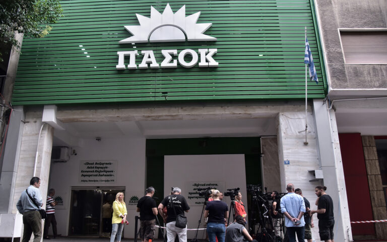 ΠΑΣΟΚ: Ο Μητσοτάκης παριστάνει ότι ανέλαβε χθες τη διακυβέρνηση