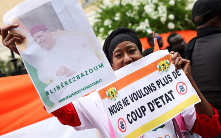 Νίγηρας: «Ομηρος στα χέρια της χούντας» ο Γάλλος πρέσβης, σύμφωνα με τον Μακρόν