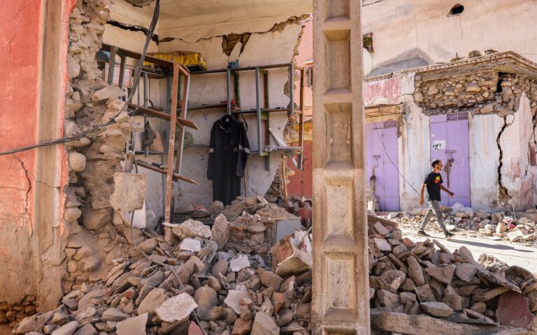 Σεισμός: Μαροκινή εσωστρέφεια πάνω στα συντρίμμια