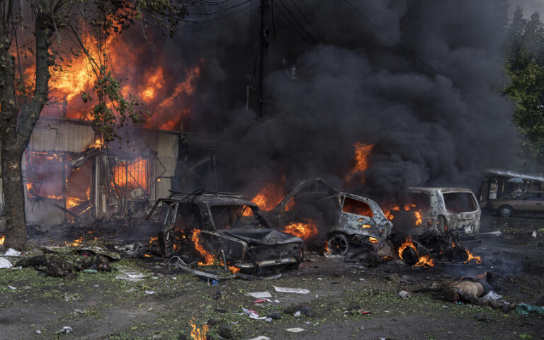 Ουκρανία:  Ρωσική επίθεση σε κατοικημένη πόλη εν μέσω της επίσκεψης Μπλίνκεν