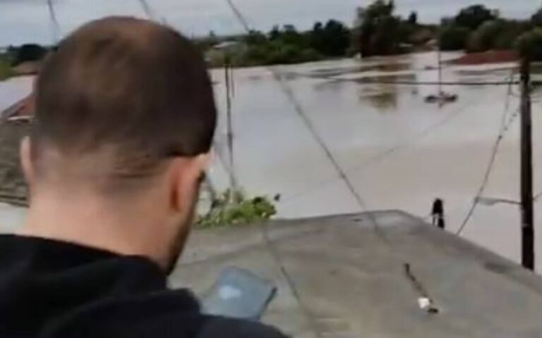 Κακοκαιρία «Daniel»: Δραματικές εικόνες στην Καρδίτσα – Ανέβηκαν στις στέγες για να σωθούν (βίντεο)