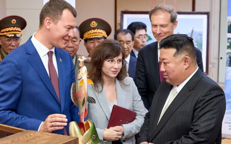 Οπλα, drones και ένα γούνινο καπέλο: Τα δώρα στον Κιμ Γιονγκ Ουν… από τη Ρωσία με αγάπη