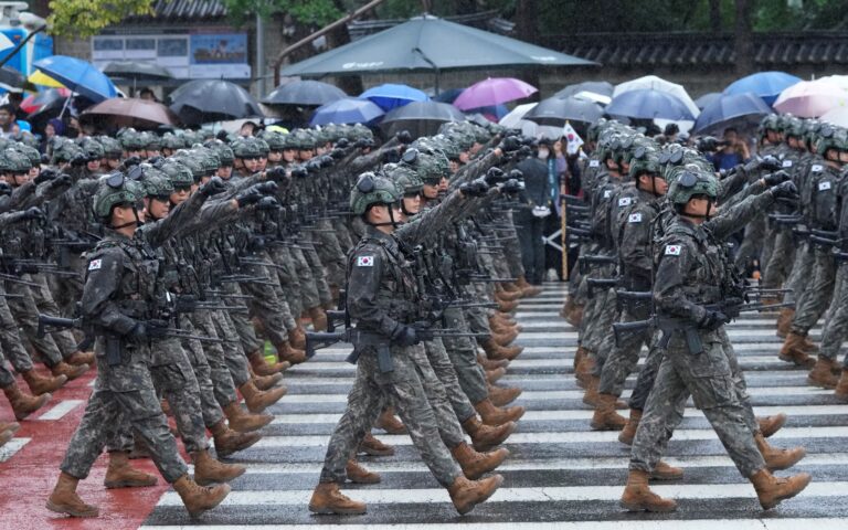Νότια Κορέα: Σπάνια στρατιωτική παρέλαση – «Συντριπτική η απάντηση» αν η Πιονγιάνγκ χρησιμοποιήσει πυρηνικά