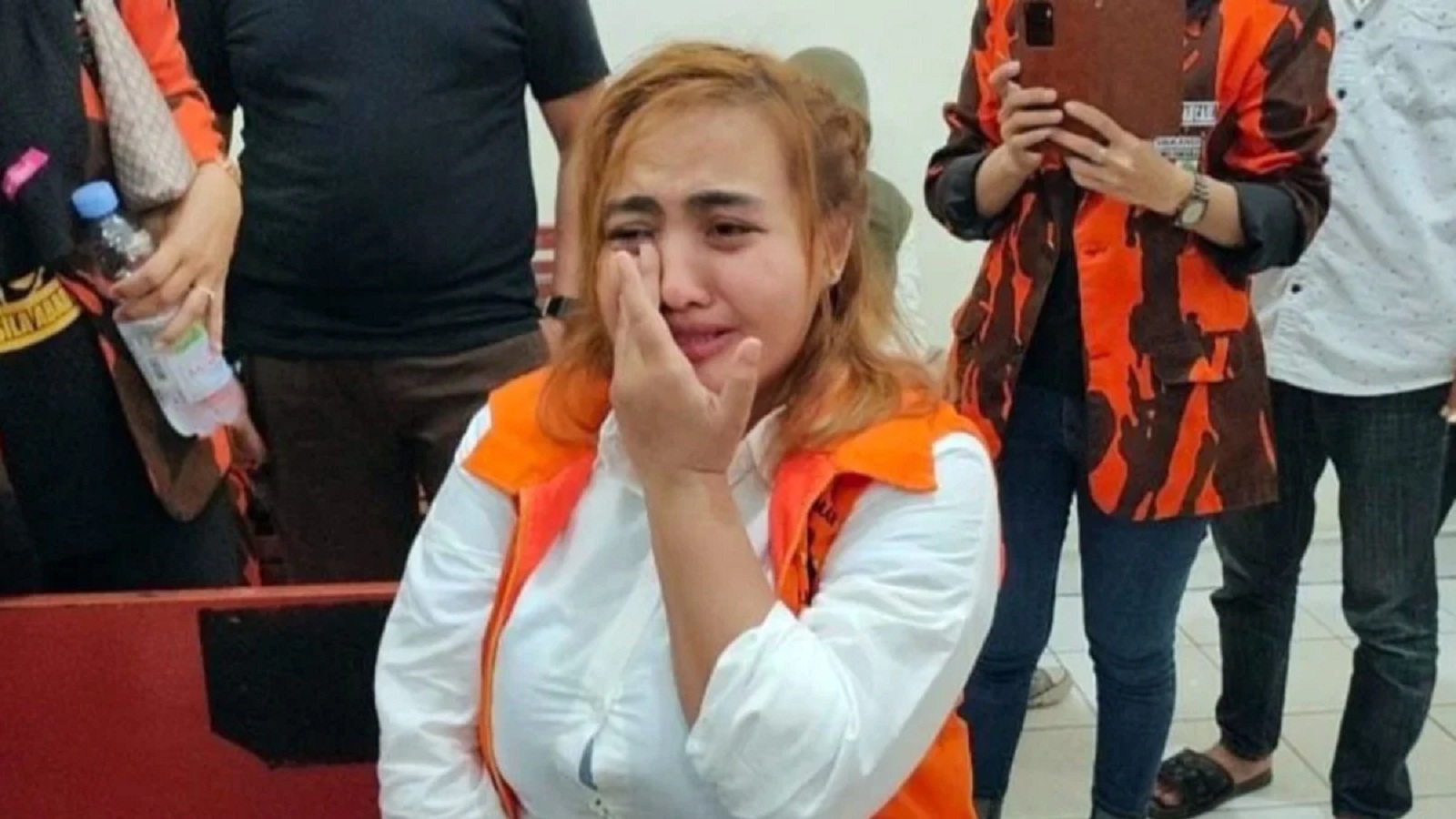 Ινδονησία: Φυλάκιση γυναίκας που λέει σε βίντεο μουσουλμανική προσευχή και μετά τρώει χοιρινό-1