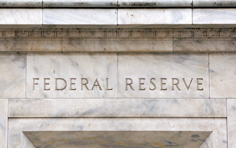 Fed: Αφησε σταθερά τα επιτόκια, κράτησε επιθετική στάση