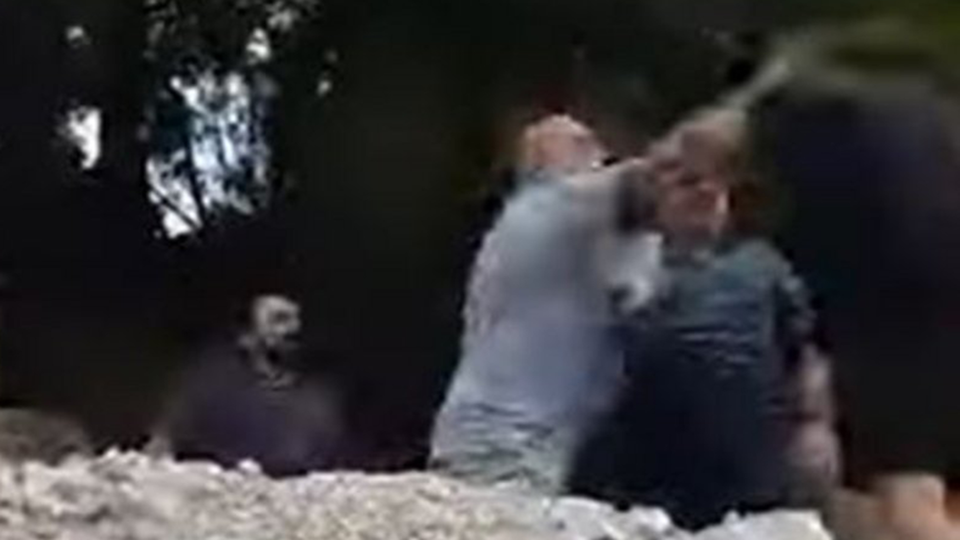 Αχιλλέας Μπέος: Χτύπησε πολίτη στην Αλλη Μεριά του Βόλου (βίντεο) | Η  ΚΑΘΗΜΕΡΙΝΗ