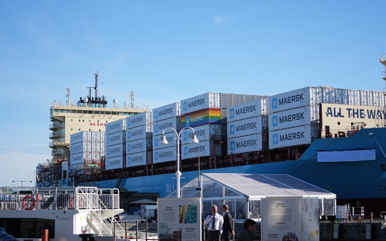 H Maersk παρουσίασε το πρώτο πράσινο πλοίο μεταφοράς κοντέινερ