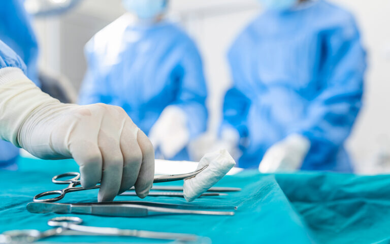 «Αργούν» τα χειρουργεία: Χιλιάδες ασθενείς στις λίστες αναμονής δημόσιων νοσοκομείων