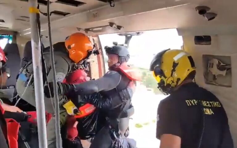 Καρδίτσα: Super Puma της Πυροσβεστικής απεγκλωβίζει κατοίκους στον Παλαμά (βίντεο)