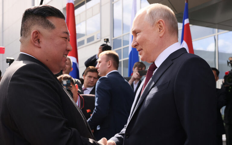 Πούτιν: Η Μόσχα θα βοηθήσει τη Β. Κορέα με τους δορυφόρους – Κιμ: Η Ρωσία «θα νικήσει το κακό»