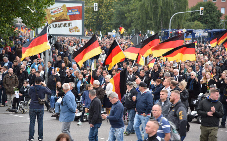 Γερμανία – δημοσκόπηση: Ο ακροδεξιός εξτρεμισμός «αγγίζει» ολοένα περισσότερους