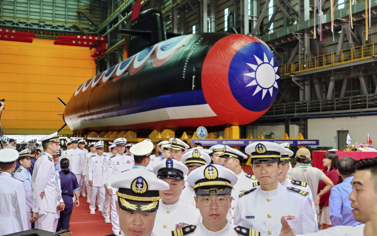 Η Ταϊβάν παρουσίασε δικό της υποβρύχιο «για να αποκρούσει την Κίνα»