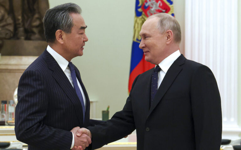 Η επίσκεψη του Κινέζου ΥΠΕΞ στη Ρωσία και το πιθανό ταξίδι-ορόσημο του Πούτιν στην Κίνα