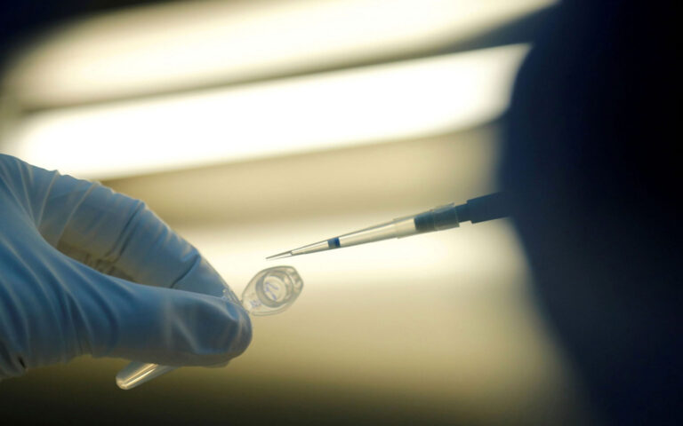 Κομισιόν: Πράσινο φως στο νέο εμβόλιο της Pfizer κατά του κορωνοϊού – Προειδοποίηση για «κοκτέιλ» covid – γρίπης