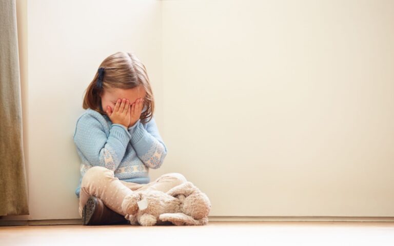 Οι φωνές στα παιδιά μπορεί να αποδειχτούν «εξίσου επιζήμιες όσο η σωματική ή σεξουαλική κακοποίηση»