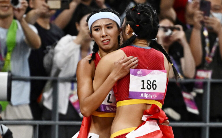 Γιατί η Κίνα εξαφάνισε από τα social media τη φωτογραφία δύο αθλητριών που αγκαλιάζονται