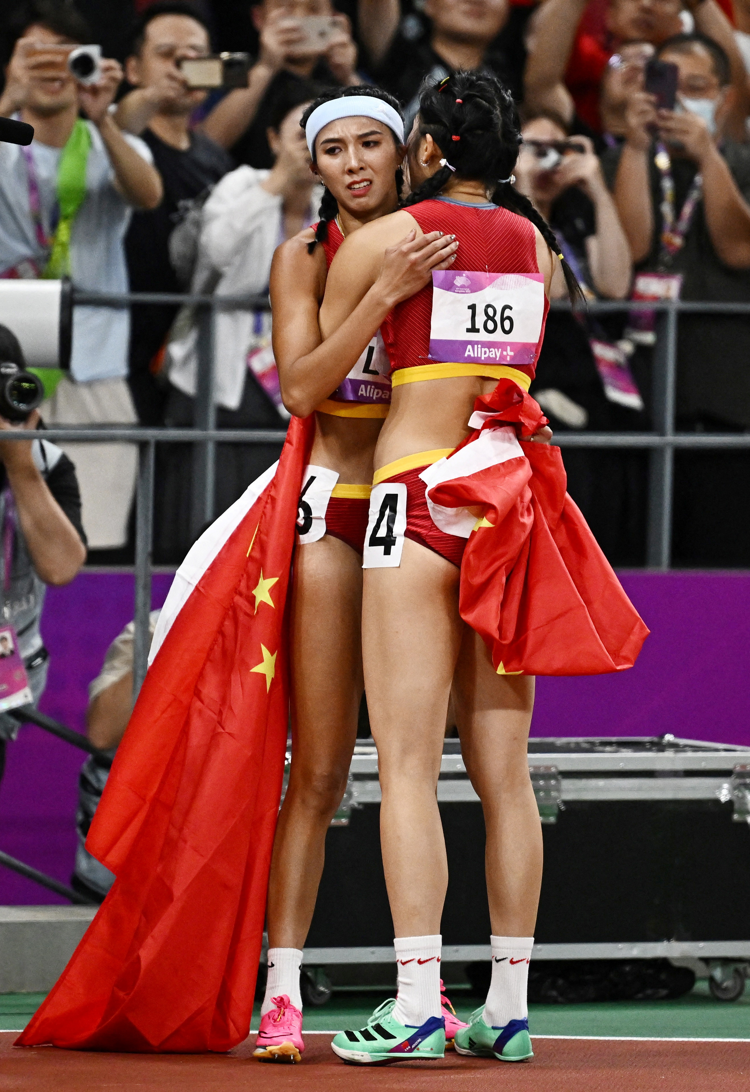 Γιατί η Κίνα εξαφάνισε από τα social media τη φωτογραφία δύο αθλητριών που αγκαλιάζονται-1