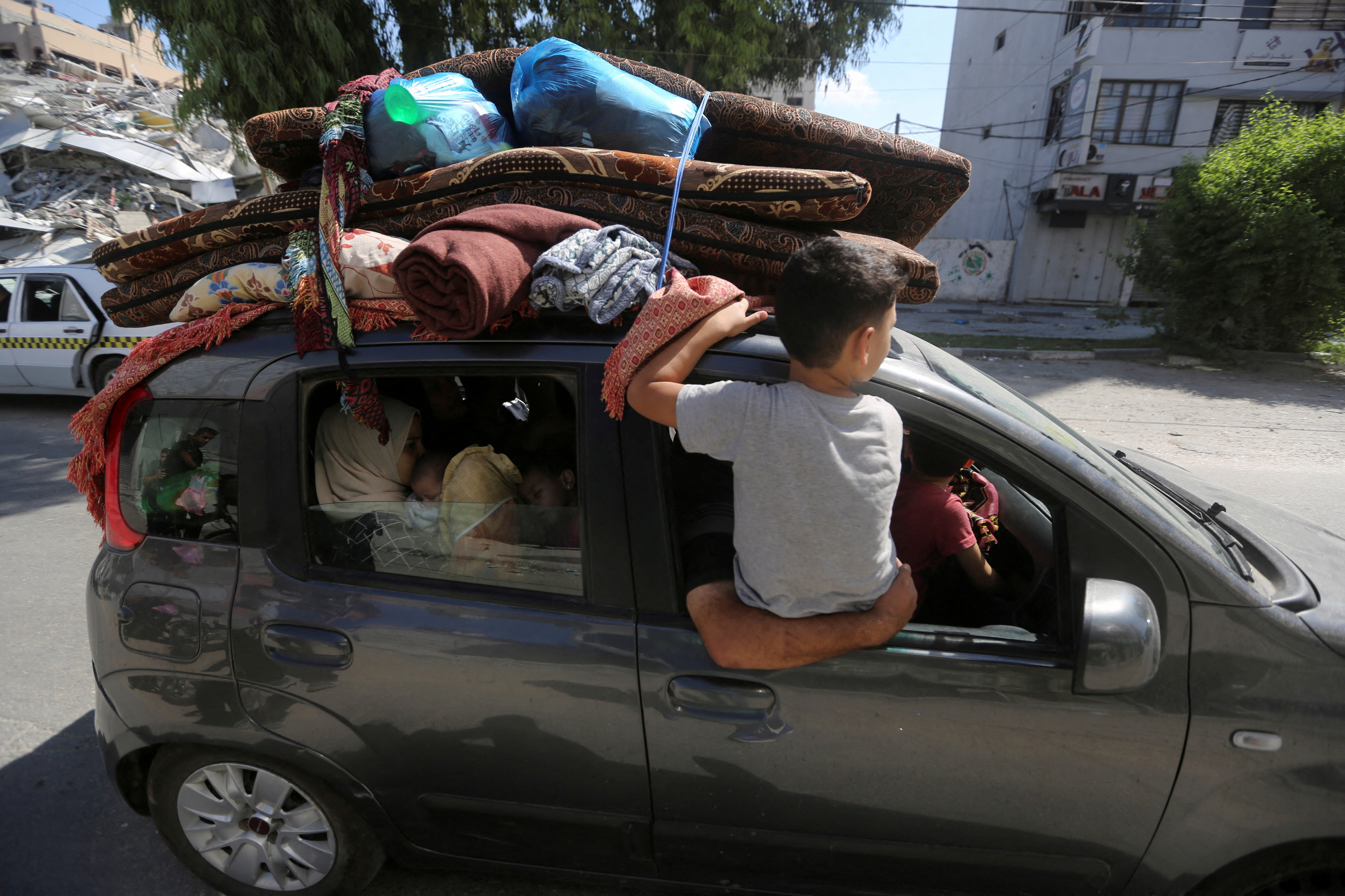 Γάζα: Εκκενώνουν την πόλη με μοτοσικλέτες, φορτηγά, αυτοκίνητα ακόμα και με καμήλες-2