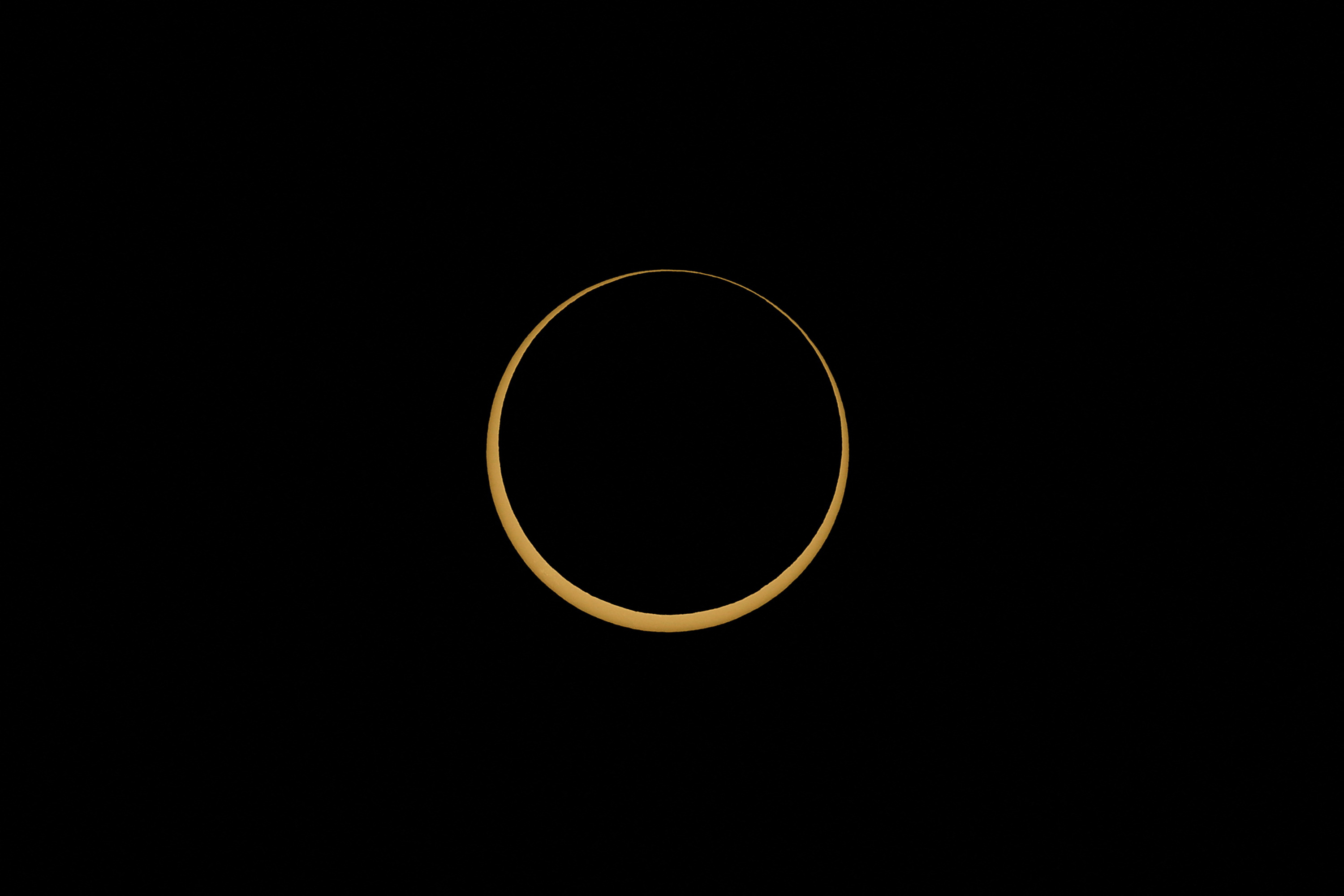 «Δαχτυλίδι της Φωτιάς»: Καθηλωτική η σπάνια δακτυλιοειδής έκλειψη Ηλίου-1