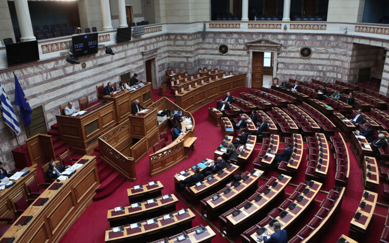 Βουλή: Εγκρίθηκε η αναστολή πλειστηριασμών και κατασχέσεων στη Θεσσαλία
