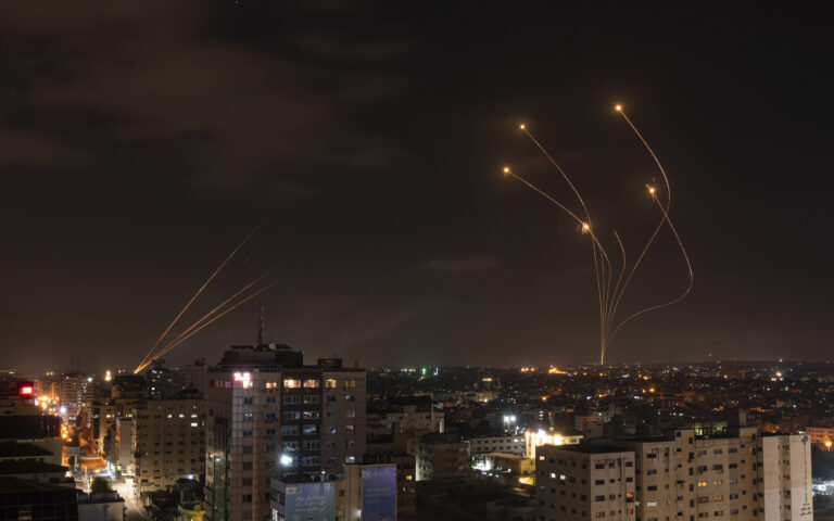 Πώς η Χαμάς «τρύπησε» το Iron Dome – Ειδικοί εξηγούν στην «Κ»