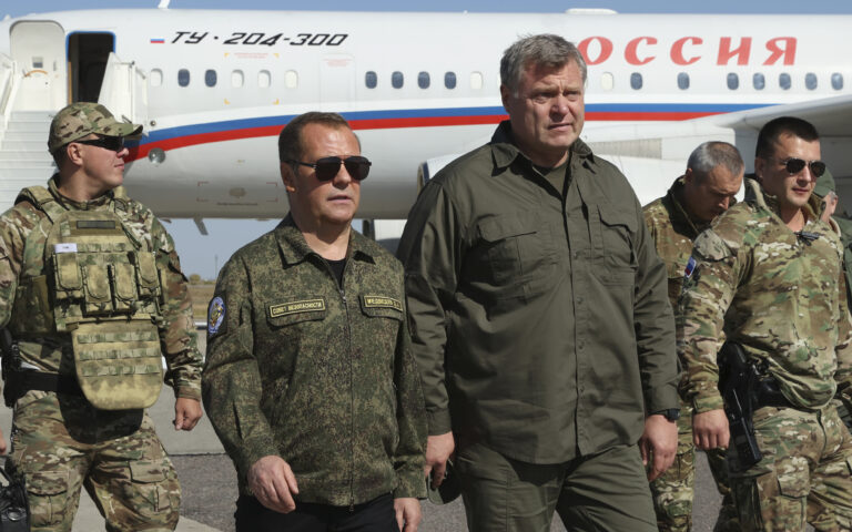 Mεντβέντεφ: «Νόμιμοι» στόχοι οι Βρετανοί στρατιώτες που εκπαιδεύουν επί ουκρανικού εδάφους