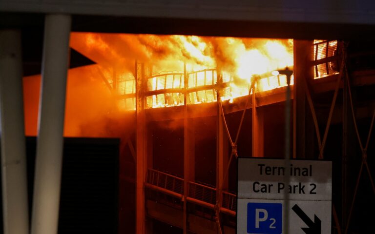 Βρετανία: Αναστέλλονται οι πτήσεις στο αεροδρόμιο Λούτον του Λονδίνου εξαιτίας πυρκαγιάς