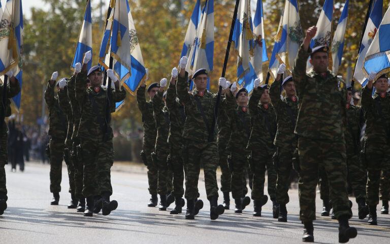 Ολοκληρώθηκαν οι στρατιωτικές και μαθητικές παρελάσεις σε Αθήνα και Θεσσαλονίκη