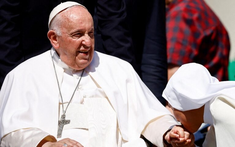 Με άδεια του Πάπα η ευλογία ιερέων σε ομόφυλα ζευγάρια