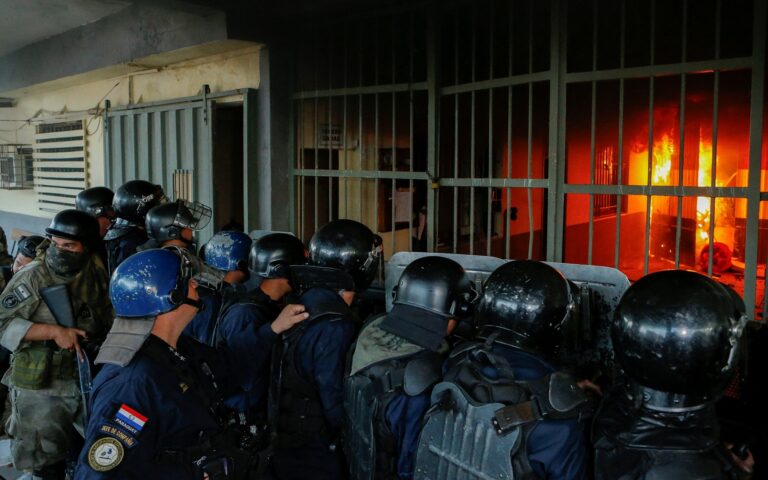 Παραγουάη: Εμπρησμός και ομηρία δεσμοφυλάκων στη μεγαλύτερη φυλακή της χώρας