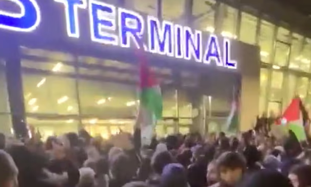 Ρωσία: Εξήντα συλλήψεις μετά την έφοδο αντι-ισραηλινών διαδηλωτών σε αεροδρόμιο του Νταγκεστάν