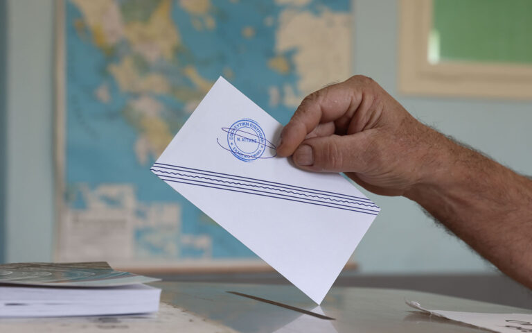 Αυτοδιοικητικές εκλογές: «Λευκός καπνός» σε 7 περιφέρειες και 3 μεγάλους δήμους – Β’ γύρος για Αθήνα, Θεσσαλονίκη, Πάτρα