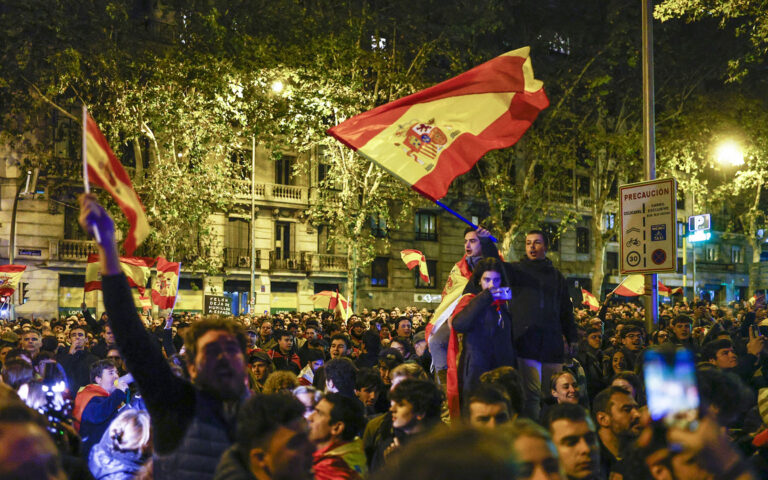 Ισπανία: Θύελλα για την αμνηστία στους Καταλανούς από τον Σάντσεθ για να σχηματίσει κυβέρνηση