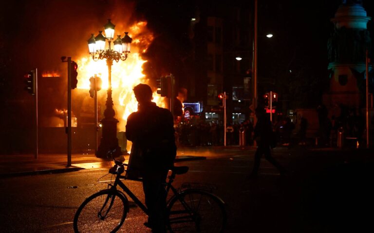 Δουβλίνο: Σκηνές χάους μετά τη χθεσινή επίθεση – Για «ακροδεξιούς χούλιγκαν» μιλά η αστυνομία