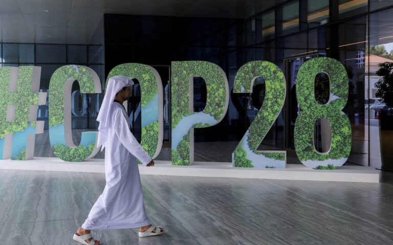 COP28: Διαφωνίες, συμμαχίες και υψηλοί στόχοι απέναντι σε έναν παγκόσμιο εχθρό