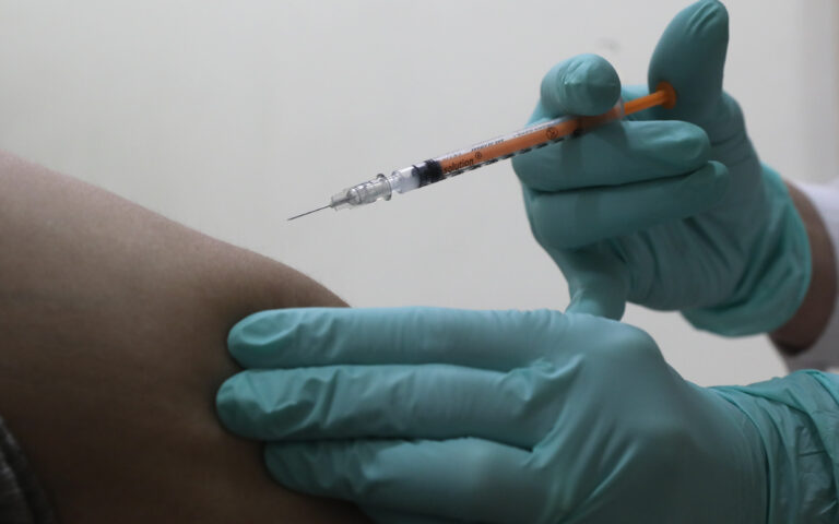 Γρίπη: 1.350.000 εμβολιασμοί διενεργήθηκαν στα φαρμακεία