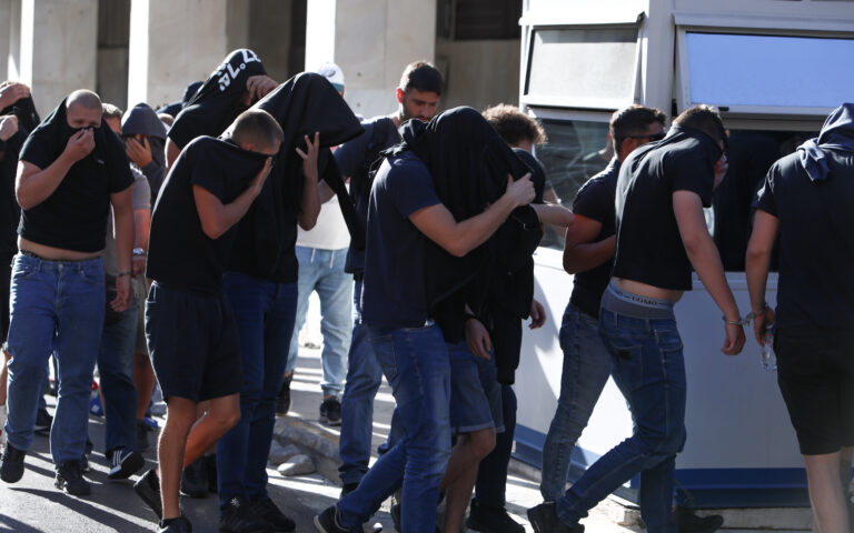 Πειθαρχικές ποινές σε πέντε αξιωματικούς της ΕΛ.ΑΣ. για το φιάσκο με τους Κροάτες χούλιγκαν
