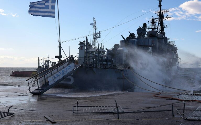 Θεσσαλονίκη: Ρήγμα στο ιστορικό αντιτορπιλικό «Βέλος» από τα κύματα (βίντεο)