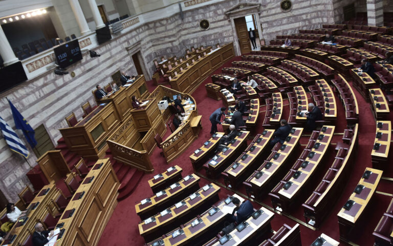 Βουλή: Ψηφίστηκε το νομοσχέδιο του ΥΠΕΝ για τους όρους δόμησης