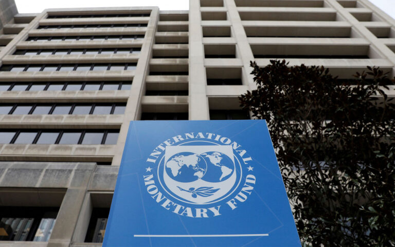 Εύσημα από ΔΝΤ για μεταρρυθμίσεις, «καμπανάκι» για τις τιμές των ακινήτων