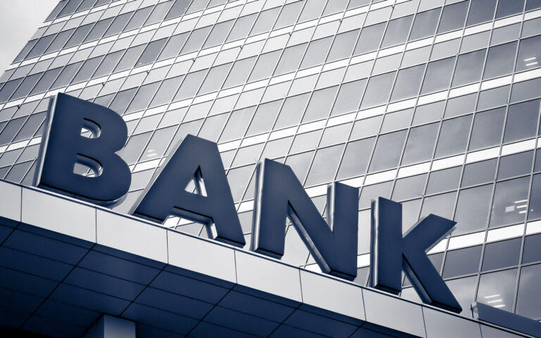S&P: Οι ελληνικές τράπεζες παράγουν ξανά κέρδη
