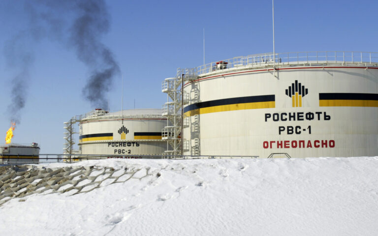 Η Μόσχα παρακάμπτει το πλαφόν στο πετρέλαιο