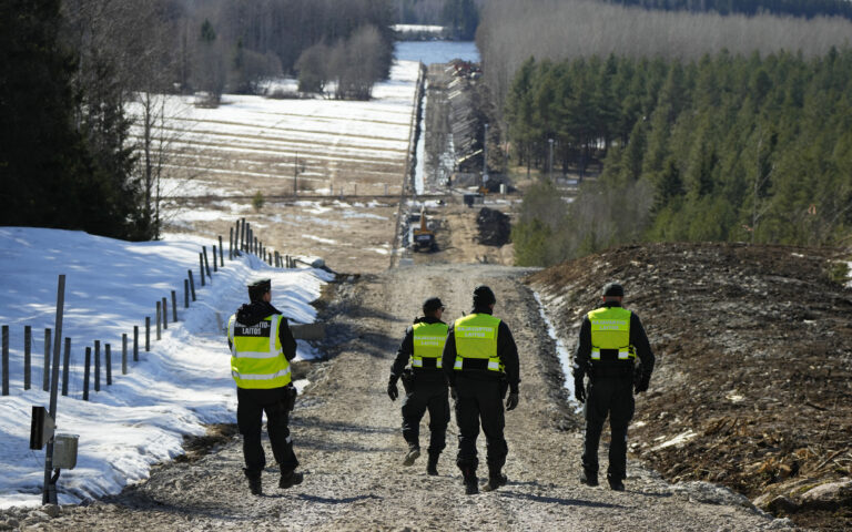 Φινλανδία: Κλείνουν όλα τα συνοριακά περάσματα με τη Ρωσία, πλην ενός