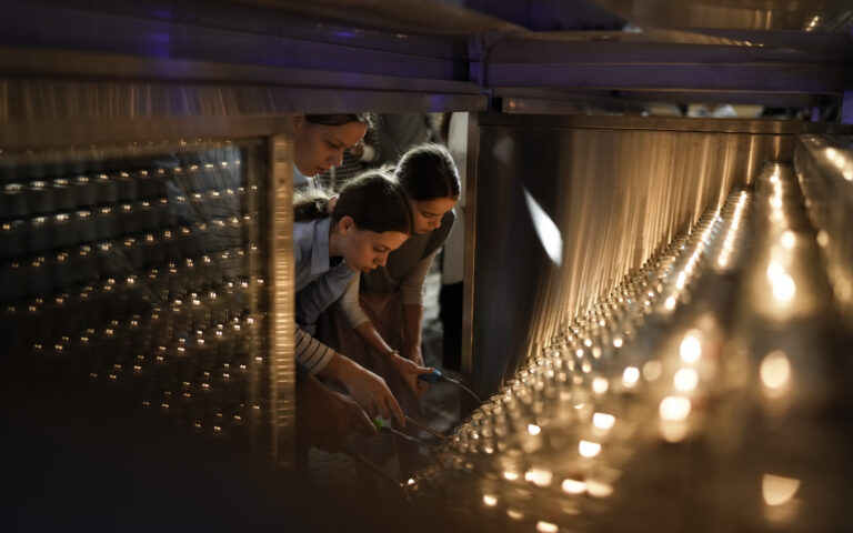 Ισραήλ: 1.400 κεριά στο Τείχος των Δακρύων σε μνήμη των νεκρών της επίθεσης της Χαμάς